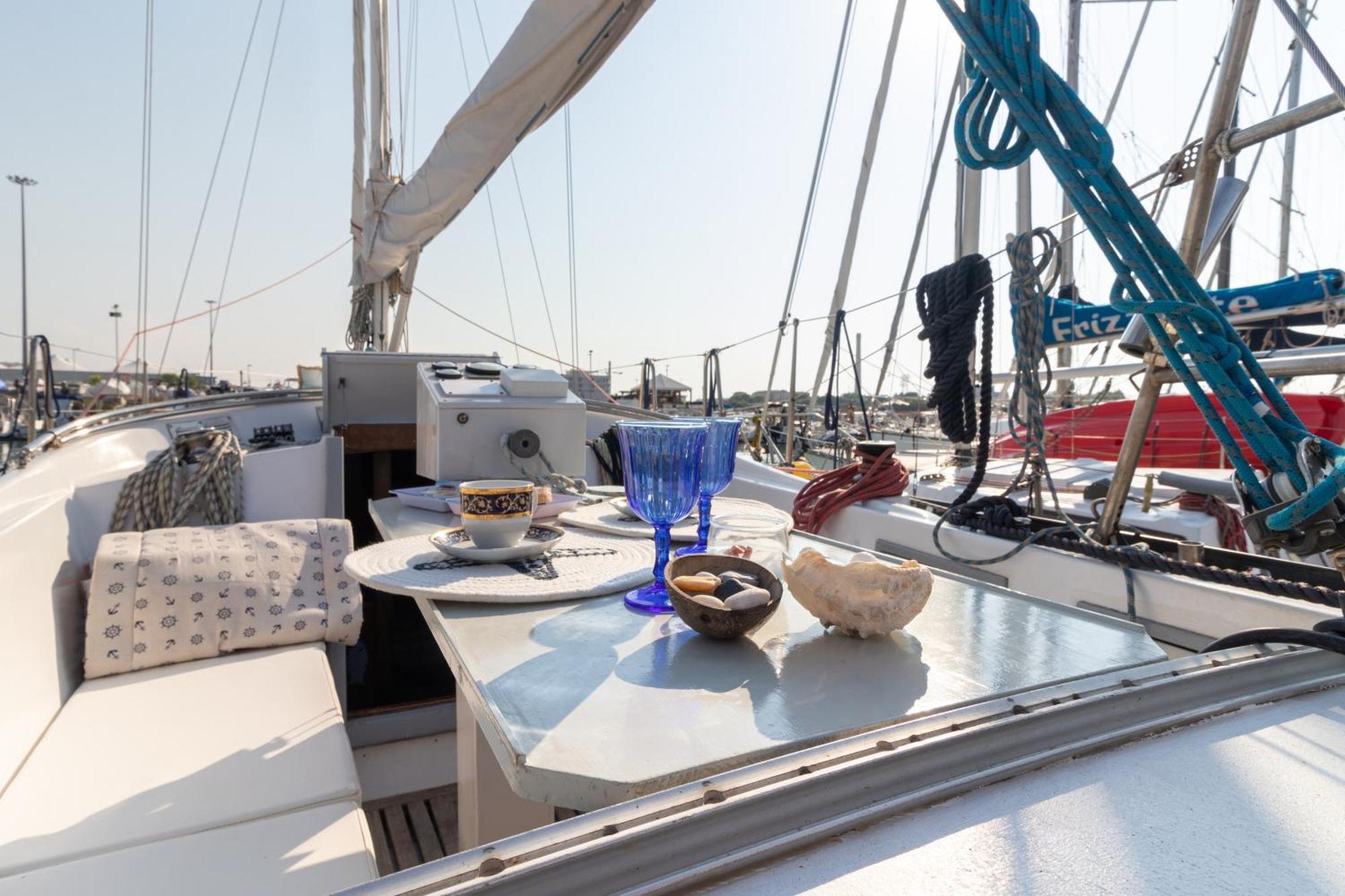 Quo Vadis Yacht Hotel Bari Exterior photo